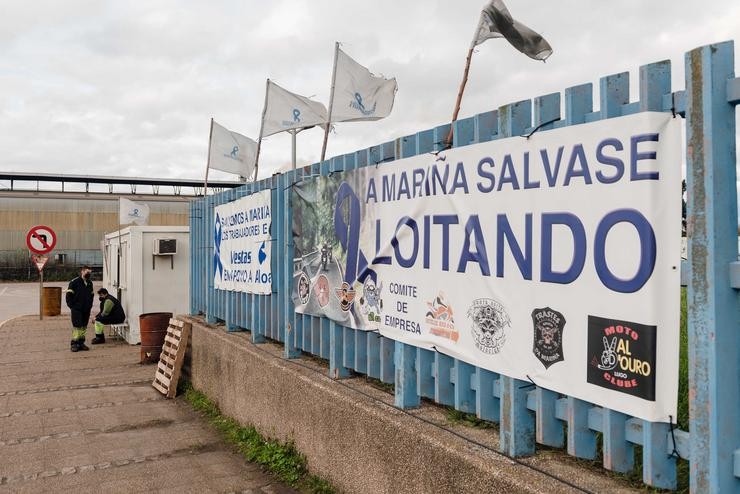 Dous vixiantes de seguridade na caseta de vixilancia da fábrica de Alcoa en San Cibrao, un día despois de que os traballadores alcanzasen un acordo coa empresa, a 29 de decembro de 2021, en San Cibrao, Cervo 