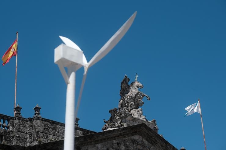 Unha figura dun muíño de enerxía eólica, fronte á Catedral de Santiago de Compostela, durante unha manifestación contra os parques eólicos, a 5 de xuño de 2021, en Santiago de Compostel / César Arxina - Europa Press - Arquivo.