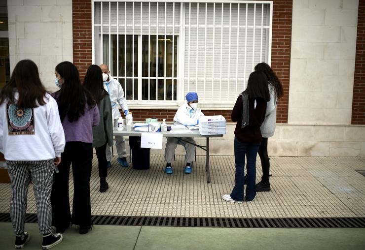 Arquivo - Alumnos do Colexio Internacional Alameda de Osuna esperan a súa quenda para realización dun test de RT-PCR en saliva, en Madrid (España). Óscar Canas - Europa Press - Arquivo / Europa Press