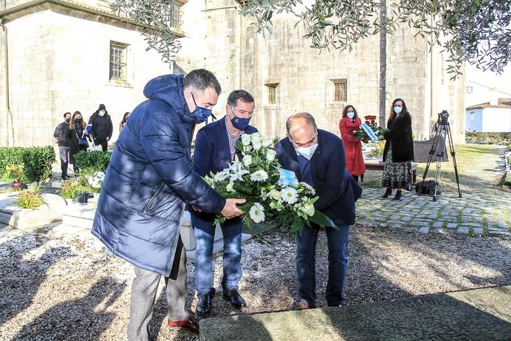 O conselleiro de Cultura, Román Rodríguez, participa nunha ofrenda floral a Camilo José Cela no 20 aniverario do seu falecemento. XUNTA / Europa Press