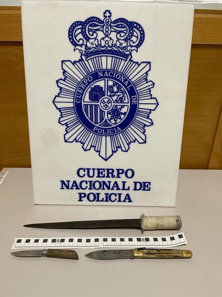 Armas incautadas na detención de sete persoas por un roubo con intimidación a un mozo en Ourense. POLICÍA NACIONAL 