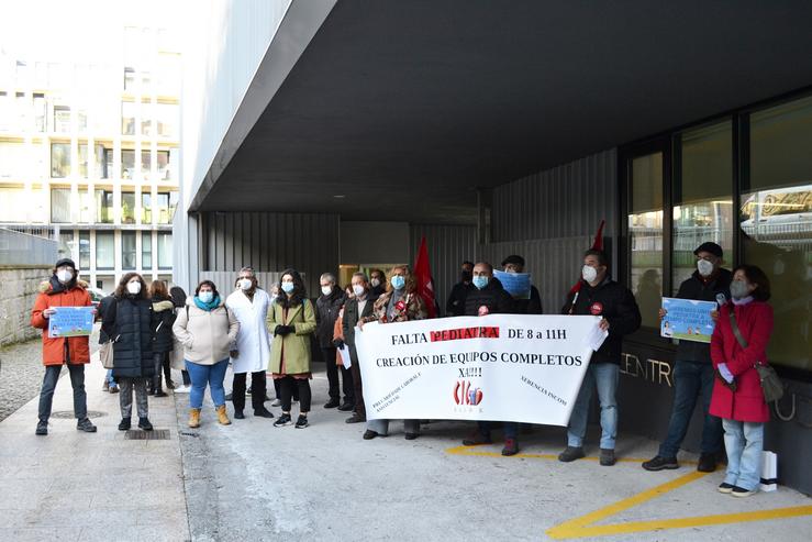 Protesta ante o centro de saúde de Galeras, en Santiago.. BNG 