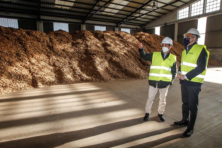 O vicepresidente económico e conselleiro de Economía, Empresa e Innovación, Francisco Conde, visita a empresa de biomasa Biegal en Mondoñedo (Lugo). XUNTA