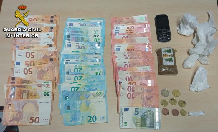 Material intervido a un veciño de Tui detido pola Garda Civil por tráfico de drogas.. GARDA CIVIL / Europa Press