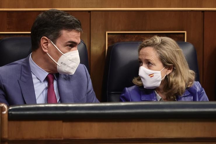 O presidente do Goberno, Pedro Sánchez, e a vicepresidenta primeira do Goberno e ministra de Asuntos Económicos e Transformación Dixital, Nadia Calviño, conversan nunha sesión plenaria no Congreso dos Deputados, a 28 de decembro de 2021, en M. Eduardo Parra - Europa Press / Europa Press