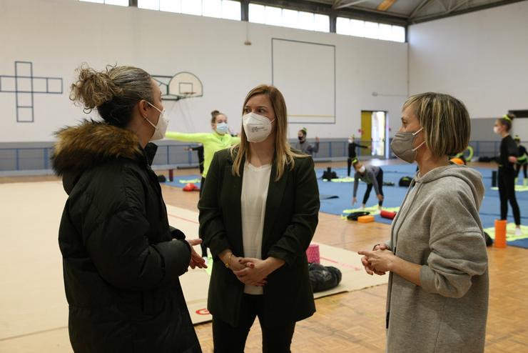 A deputada da área de Deportes, Cristina Capelán, con técnicos deportivos. DEPUTACIÓN DA CORUÑA 