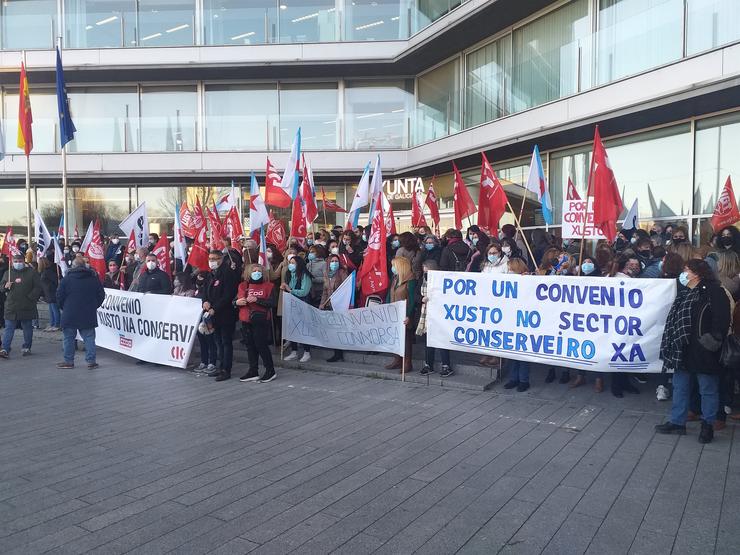 Concentración convocada por CC.OO., UXT e CIG ante a delegación territorial da Xunta en Vigo, en demanda dun convenio digno para o sector da conserva. 
