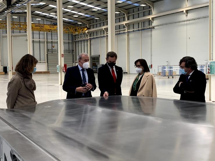 O delegado do Goberno en Galicia, José Miñones, nas instalacións de Delta Vigo en Nigrán 