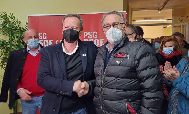 O secretario provincial do PSdeG-PSOE de Ourense, Rafael Rodríguez Villarino, e o candidato ás primarias e alcalde do Barco de Valdeorras, Alfredo García / PSdeG.