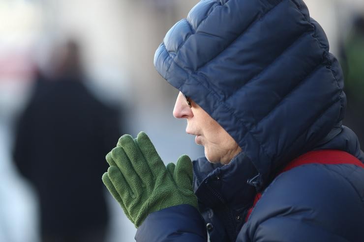 Unha muller frega as mans polo frío 