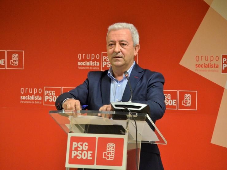 O portavoz parlamentario do PSdeG, Luís Álvarez, en rolda de prensa. PSDEG