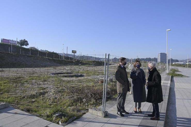 A conselleira de Medio Ambiente, Territorio e Vivenda, Ángeles Vázquez, visita o barrio coruñés de Xuxán / MONCHO FUENTES