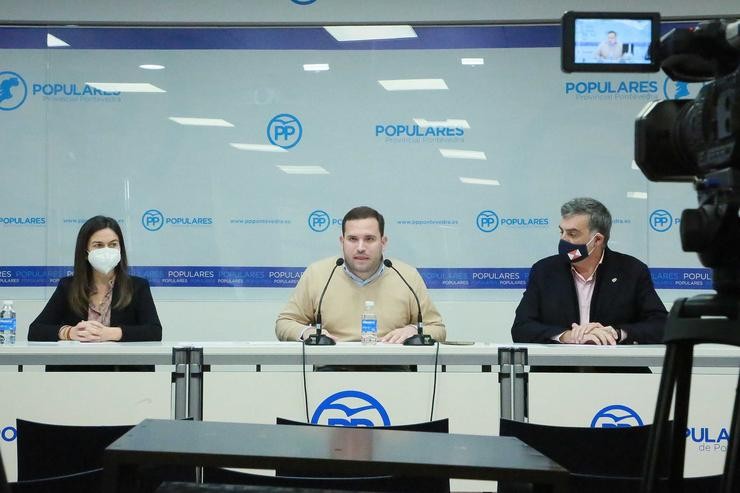 O portavoz do grupo provincial do PP de Pontevedra, Jorge Cubela, en rolda de prensa xunto aos deputados Pepa Pardo e Alfonso Marnotes. PP / Europa Press
