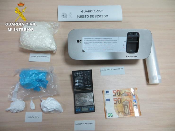Efectos intervidos a un veciño de Vedrqa (A Coruña) detido pola Garda Civil con cocaína.. GARDA CIVIL 