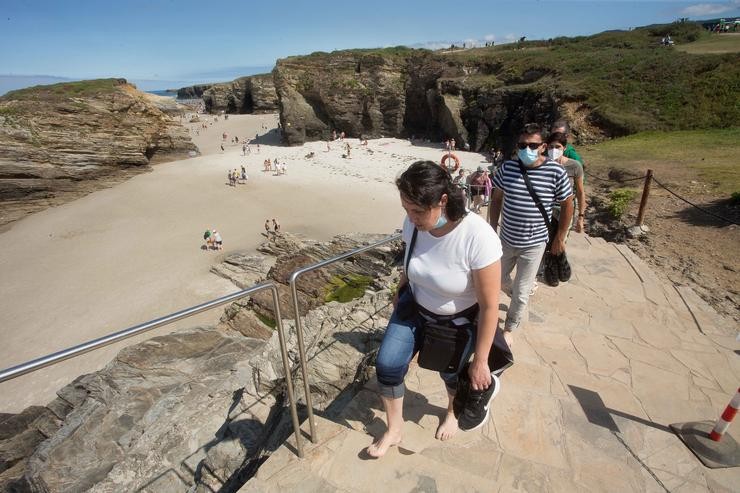 Turistas entran e saen da praia das Catedrais, a 15 de agosto de 2021, en Ribadeo, Lugo 