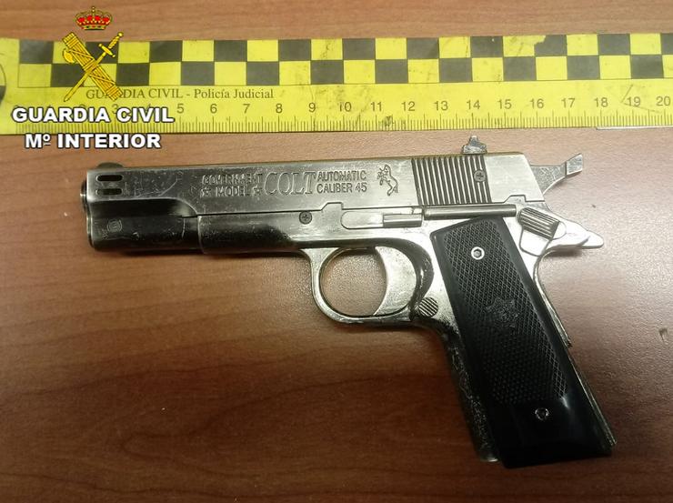Pistola coa que realizaban os roubos.. GARDA CIVIL / Europa Press