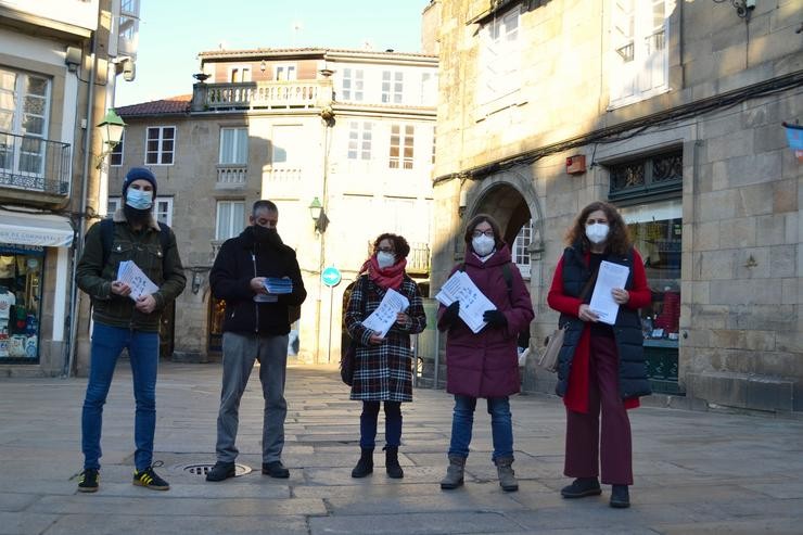 A portavoz municipal do BNG en Santiago, Goretti Sanmartín,repartindo folletos como parte da campaña do Bloque para esixir a derrogación da reforma laboral 