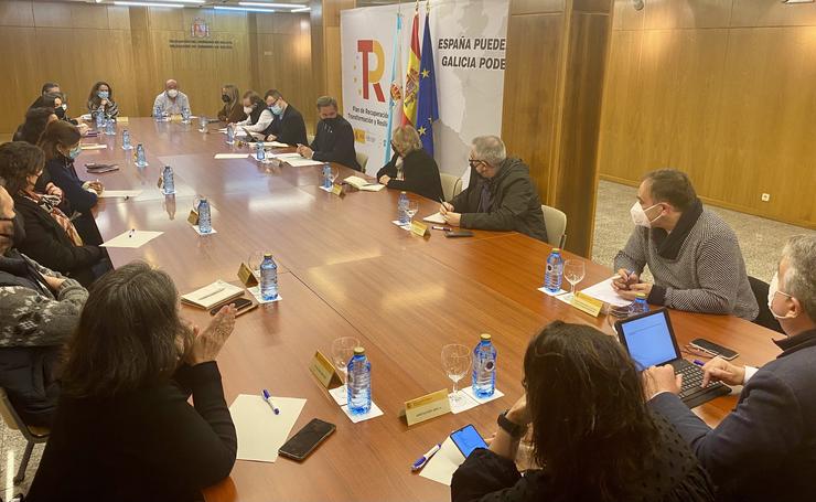 O delegado do Goberno en Galicia, José Miñones, reúnese con entidades, asociacións e sindicatos para analizar o proxecto piloto que abordará a pobreza infantil. DELEGACIÓN DO GOBERNO EN GALICIA 