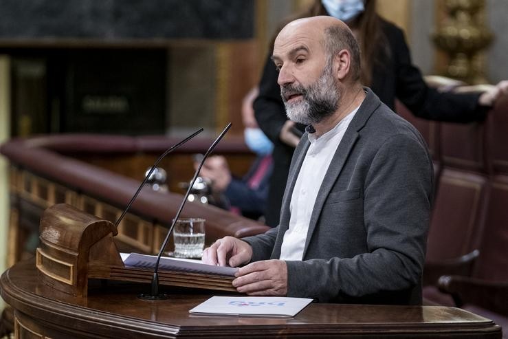 O portavoz parlamentario do BNG, Néstor Rego, intervén nunha sesión plenaria extraordinaria no Congreso dos Deputados, a 25 de xaneiro de 2022, en Madrid 