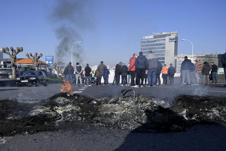 Queima de pneumáticos na avenida de Alfonso Molina nunha protesta de traballadores de Alu Ibérica 