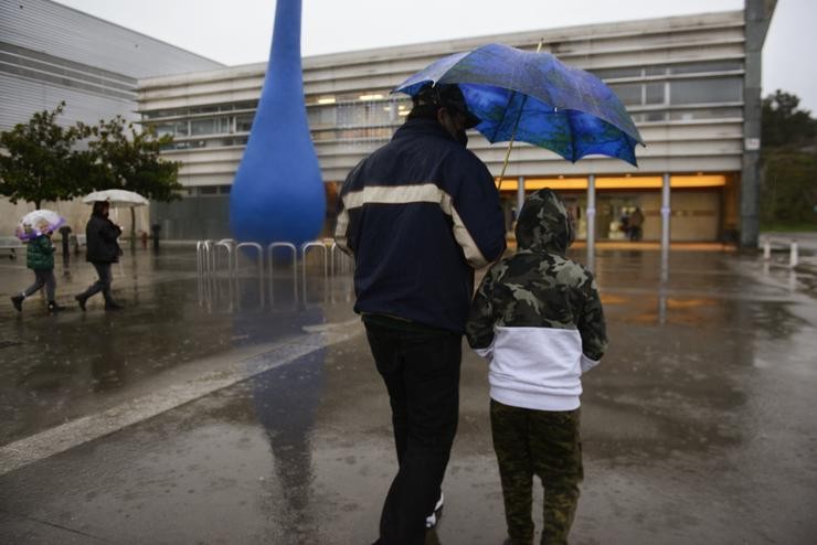 Un neno acompañado do seu pai, á súa chegada ao recinto feiral Expourense para ser vacinado, o día no que renovaron o proceso de vacinación infantil, a 4 de xaneiro de 2022, en Ourense. Rosa Veiga - Europa Press / Europa Press