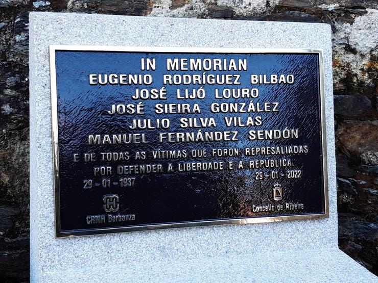 Placa, no cemiterio de Boisaca, en homenaxe a cinco vítimas do franqismo. CONCELLO DE SANTIAGO / Europa Press
