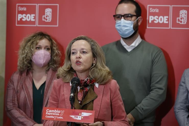 A vicepresidenta primeira do Goberno de España e ministra de Economía, Nadia Calviño, xunto aos candidatos do PSOE, Judith Villar e Anxo Hernández, en Soria.. Concha Ortega Oroz - Europa Press 