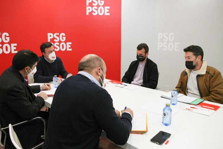 O secretario xeral do PSdeG,Valentín González Formoso, e outros dirixentes do partido reúnense con membros do comité de Alu Ibérica. PSDEG / Europa Press