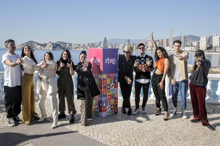 (I-D) Rayden, Branca Pomba, Tanxugueiras, Varry Brava, Chanel, Xeinn e Rigoberta Bandini, pousan nunha rolda de prensa tras a celebración da segunda semifinal do Benidorm Fest 2022, no Miradoiro do Castelo, a 27 de xaneiro de 2022, en Benidorm, Ali. Joaquín Reina - Europa Press 