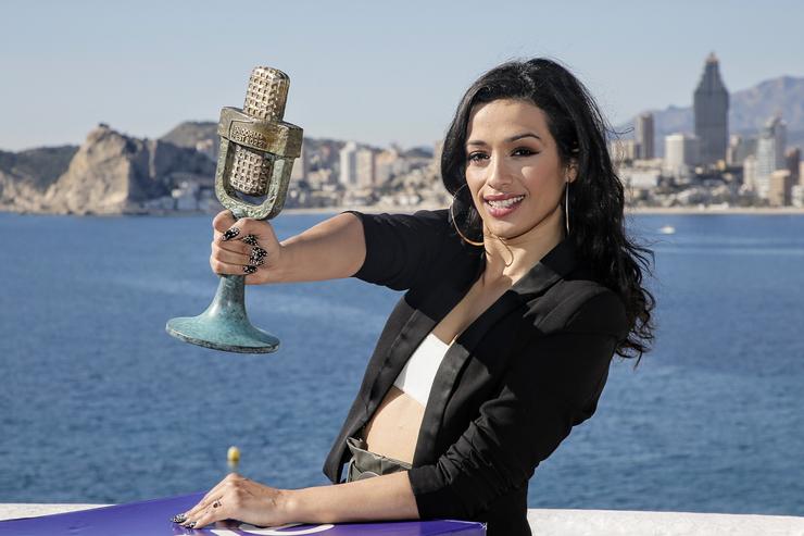 A artista Chanel gañadora de Benidorm Fest 2022, co seu trofeo no Miradoiro do Castelo / Joaquín Reina - Europa Press