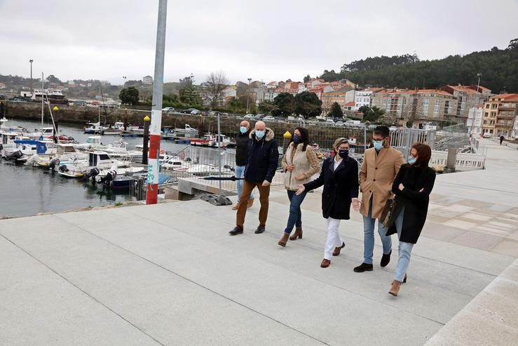 A conselleira do Mar, Rosa Quintana, visita as obras de remodelación no porto de Porto do Son (A Coruña). XUNTA / Europa Press
