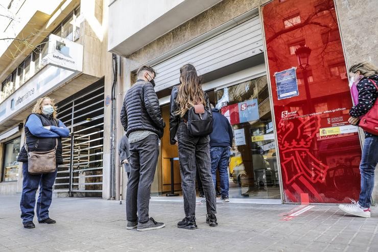 Arquivo - Varias persoas con cita previa esperan para entrar nunha oficina do SEPE (antigo INEM). Rober Solsona - Europa Press - Arquivo 