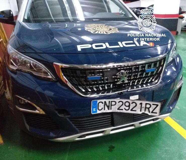 Vehículo policial danado durante unha persecución en Ourense que se saldou cun detido / POLICÍA NACIONAL.