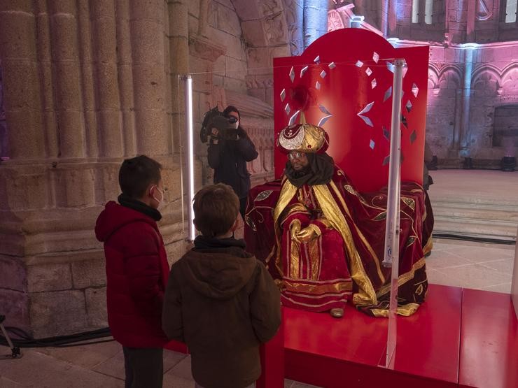 Dous nenos entregan as súas cartas aos  reis nunha cabalgata estática no parque de Bonaval en Santiago de Compostela / César Arxina - Europa Press.