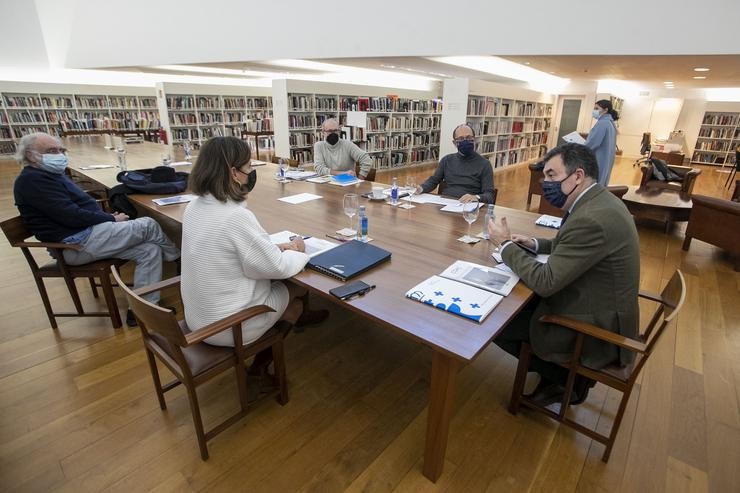 O conselleiro de Cultura, Educación e Universidade, Román Rodríguez, preside a reunión do consello asesor do CGAC. CONCHI PAZ / Europa Press