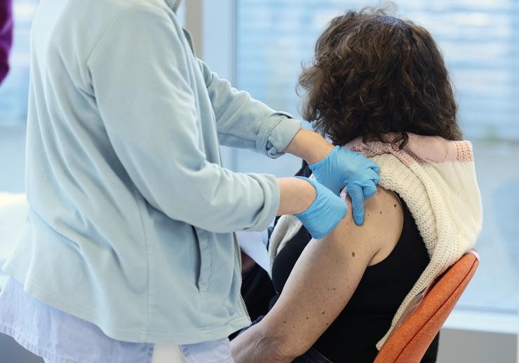 Unha muller recibe unha vacina contra a Covid-19 