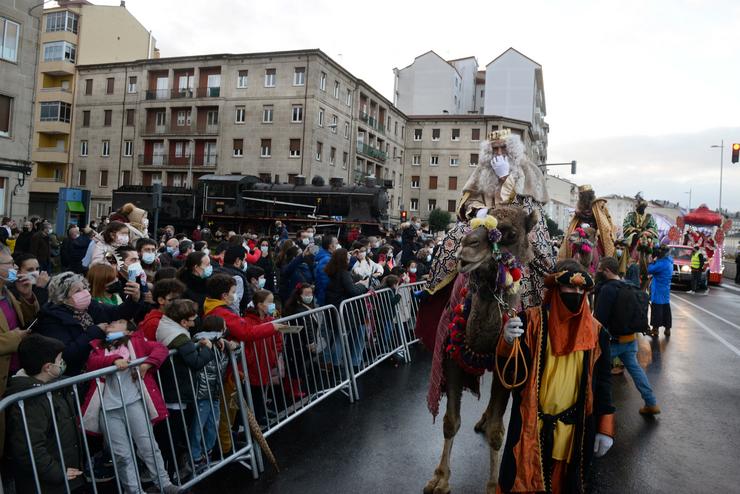 O tres Reis Magos subidos en dromedarios na cabalgata de Ourense 