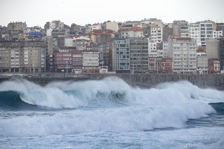 Arquivo - Ondada nas praias de Riazor e Orzán, na Coruña. M. Dylan - Europa Press - Arquivo 