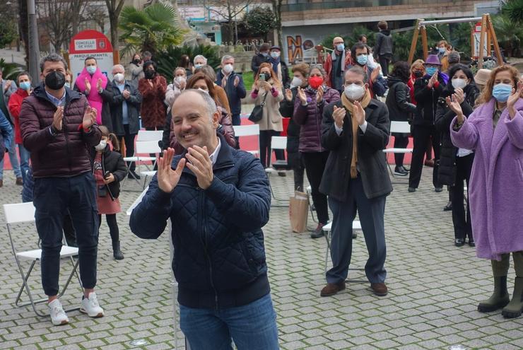 O secretario provincial do PSOE de Pontevedra, David Regades, xunto ao alcalde de Vigo, Abel Caballero, e a presidenta da Deputación, Carmela Silva, no arranque da súa campaña das primarias.. CANDIDATURA DE DAVID REGADES 