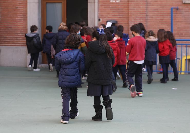 Un grupo de nenos no patio do colexio sen máscara, no colexio Branca de Castela, a 10 de febreiro de 2022, en Madrid (España).. Isabel Infantes - Europa Press 