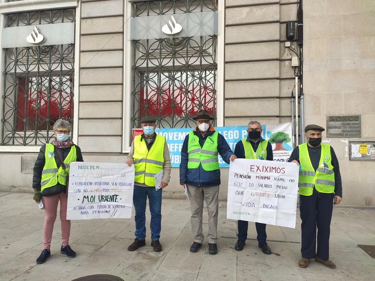 Membros de "Movemento Galego pola Defensa dás Pensiónsde dous Servizos Públicos, concentrados este xoves na Coruña / Europa Press