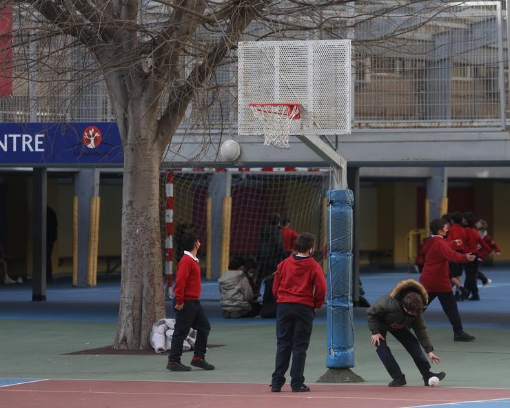 Un grupo de nenos xogan ao baloncesto no patio do colexio, no colexio Branca de Castela, a 10 de febreiro de 2022, en Madrid (España).. Isabel Infantes - Europa Press 