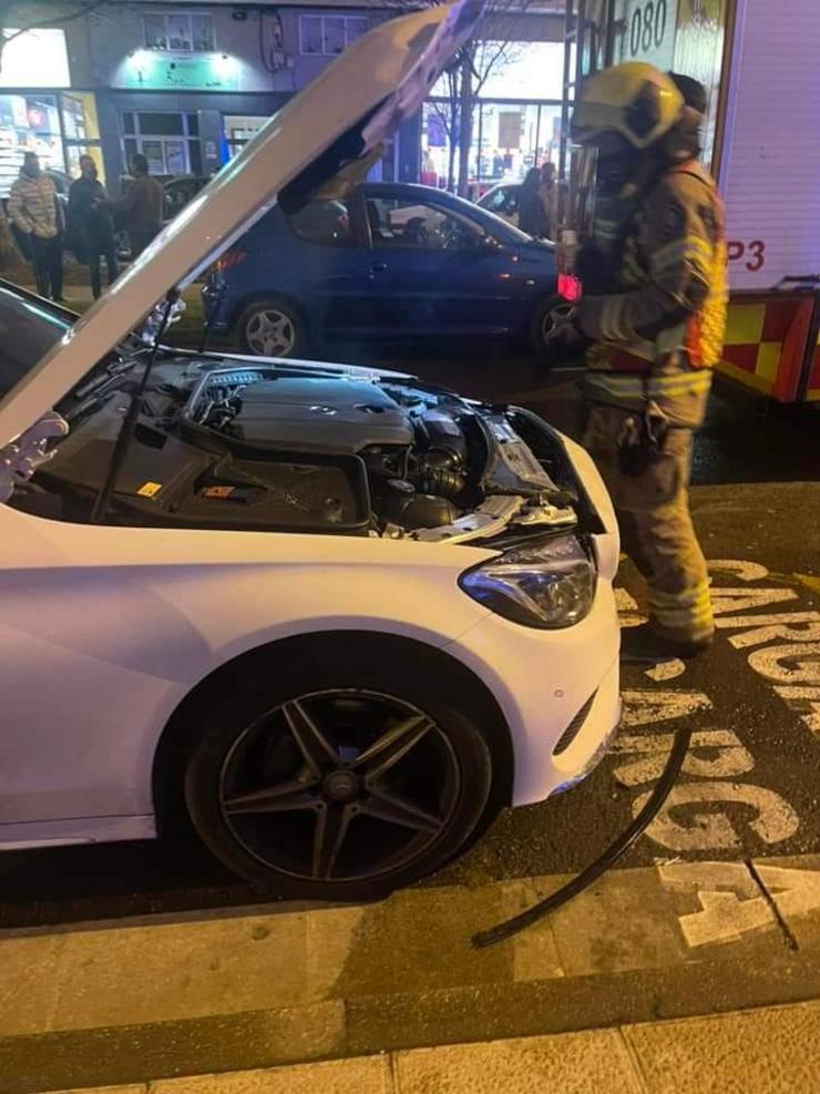 Actuación dos bombeiros sobre un coche 
