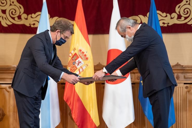 O presidente da Xunta, Alberto Núñez Feijóo, recibe do emabajador de Xapón, Kenji Hiramatsu, a Orde do Sol Nacente, Raios Dourados con Cinta Colgante. DAVID CABEZÓN @ XUNTA DE GALICIA / Europa Press