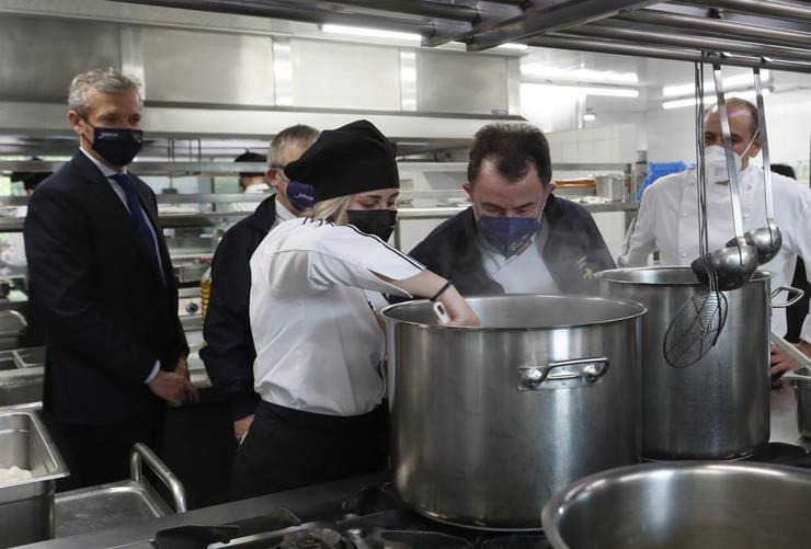 O cociñeiro Martín Berasategui supervisa fogóns no Centro Superior de Hostalaría de Galicia / Conchi Paz - Xunta de Galicia.