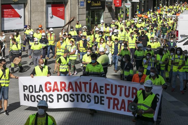 Varios traballadores de Ence percorren as rúas cunha pancarta para protestar contra o peche da pasteira de Lourizán, a 11 de agosto de 2021, en Pontevedra 