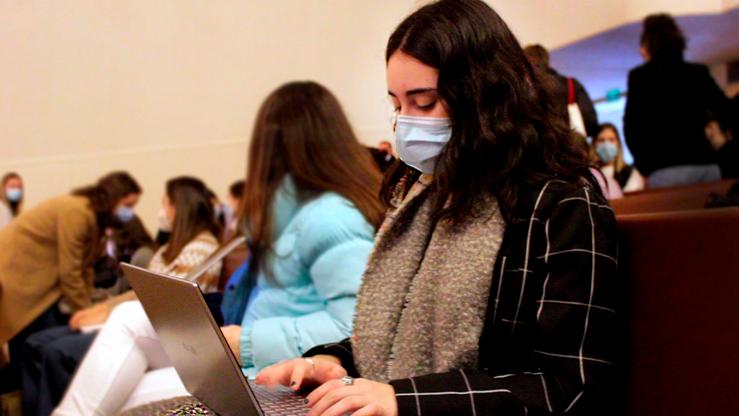 estudante nunha clase universitaria durante a pandemia de Covid 19 - Paula Daza