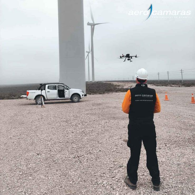 Dron da compañía galega 'Aerocámaras' para facer inspeccións técnicas en parques eólicos 