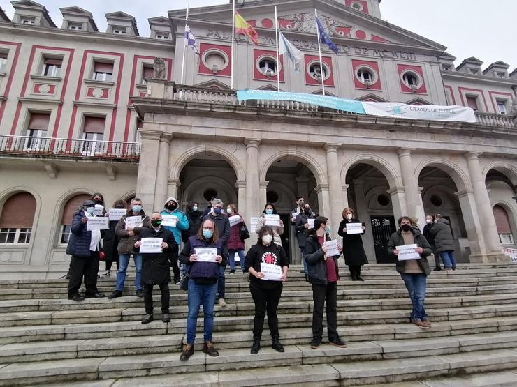 Usuarios dos locais de ensaio concentrados ante o Concello de Ferrol. / Europa Press