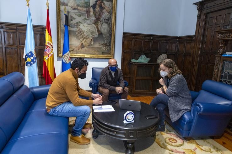 Reunión Manuel Baltar (presidente Deputación Ourense) con Araceli Macias Garcia (gañadora da bolsa ) e  Juan Anta Rodríguez (alcalde do Concello da Veiga) / Europa Press.